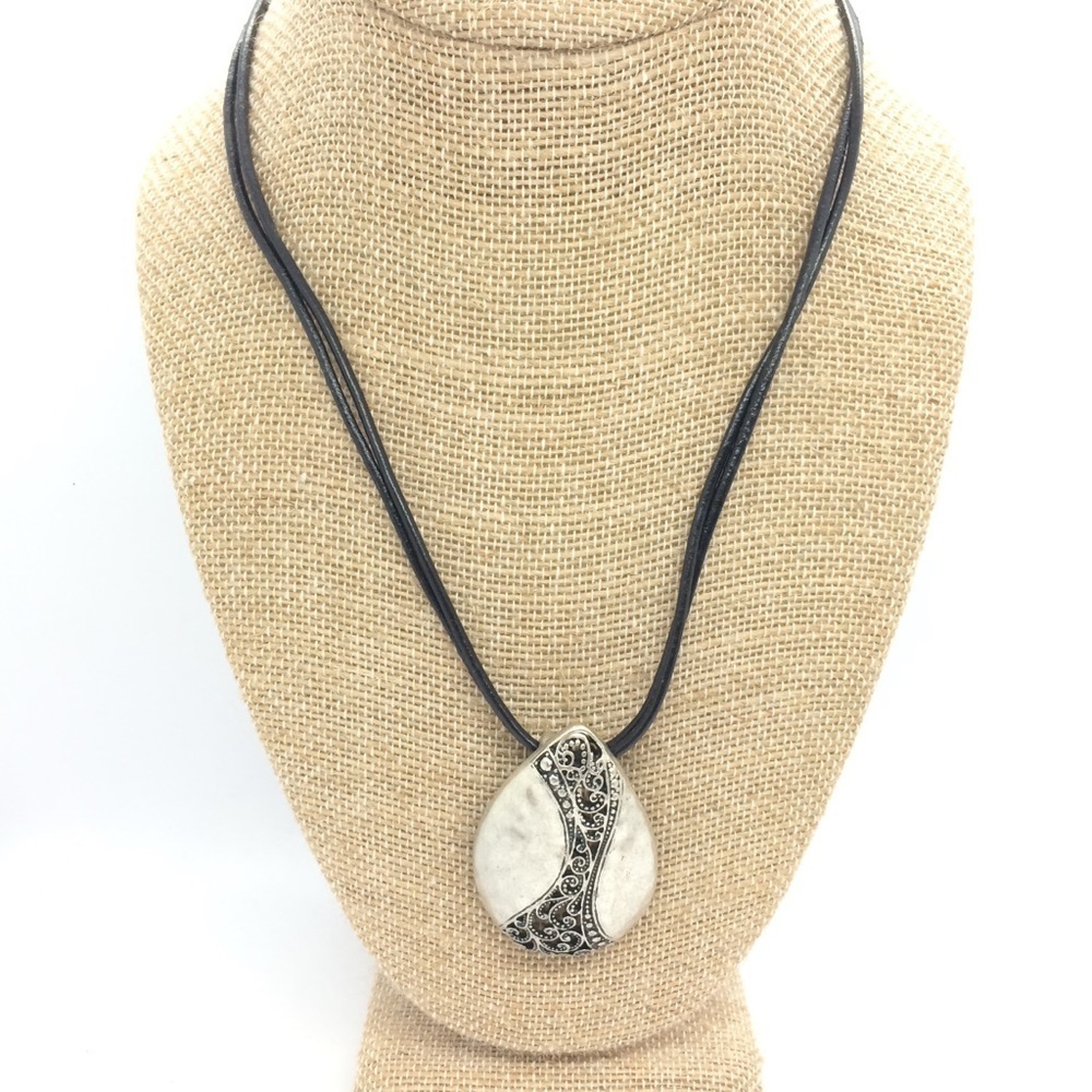 3/$30 PREMIERE DESIGNS METALLIC SILVER SHELL CORD NECKLACE